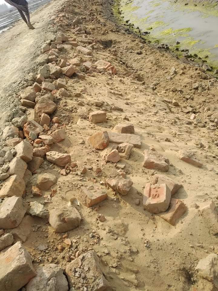 সড়কের সব ইট রয়েছে ছড়িয়ে-ছিটিয়ে